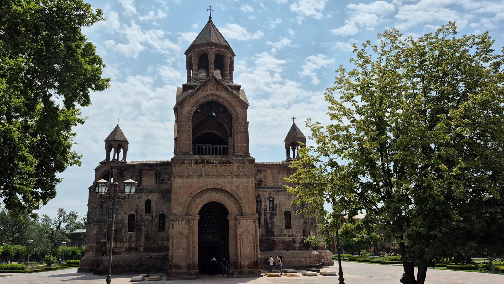 Այն մոդելով, որով քանդեց բանակը, հիմա եկեղեցու հիմքերն է քանդում․ Ռոբերտ Քոչարյան