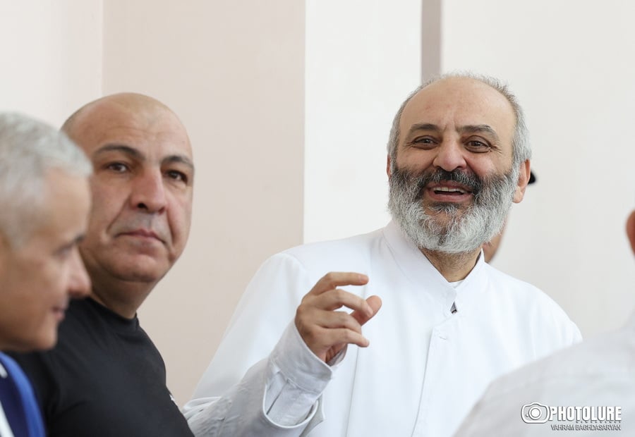 Բացարկ եմ հայտնում իմ, Բագրատ Սրբազանի եւ Մխիթար Գոշի անունից. Փաստաբան