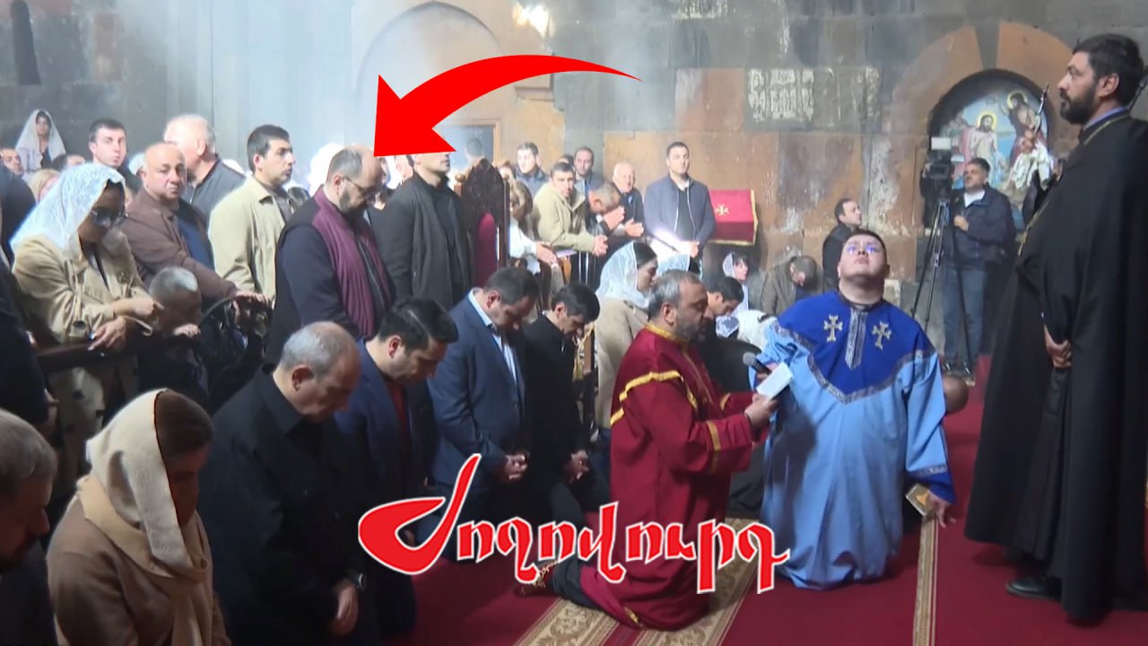 ՏԵՍԱՆՅՈՒԹ․ Փաշինյանն ու կողմնակիցները եկեղեցում ծնկեցին՝ բացառությամբ Արայիկ Հարությունյանի