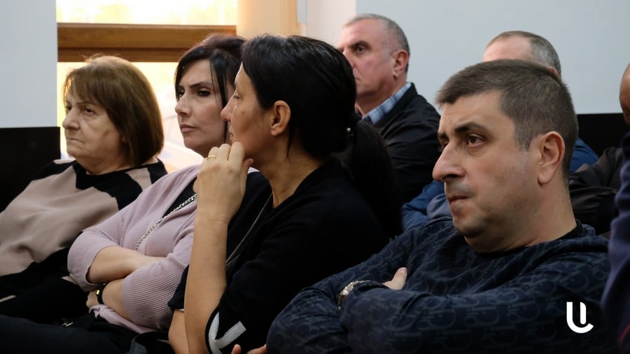 Քֆուրը, սաղ դնում ենք մի կողմ, ինչ ասել ես, էստեղ ասա տղավարի, թող բոլորը իմանան. ծնողները հայհոյանքներ, վիրավորական խոսքեր ասացին