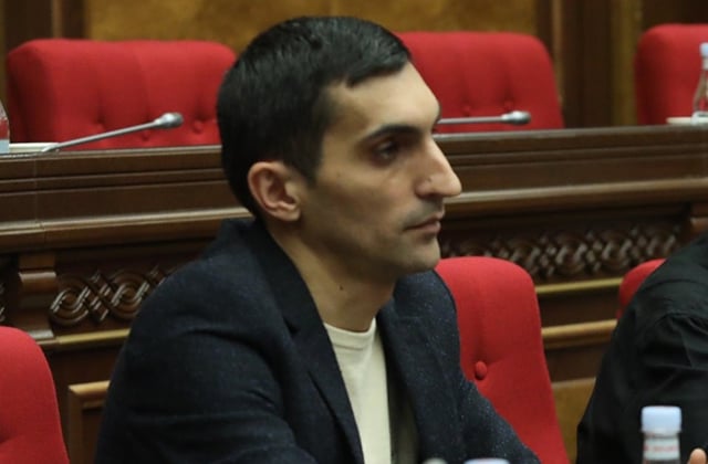 «Անհասկանալի է. ստացվում է, որ կաթի տեխնոլոգը թեստը կարող է հանձնել ու դառնալ ռիելթոր». Անդրանիկ Հարությունովը՝ օրենքի նոր նախագծի մասին