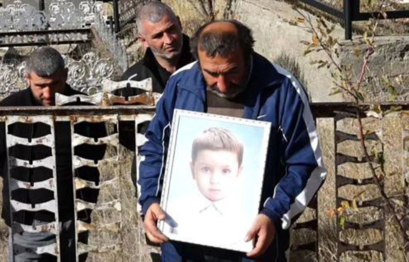 Ծափաթաղում հուղարկավորել են սպանված փոքրիկ Տիգրանին. մարզպետարանում կքննարկվի մյուս երեխաների հարցը