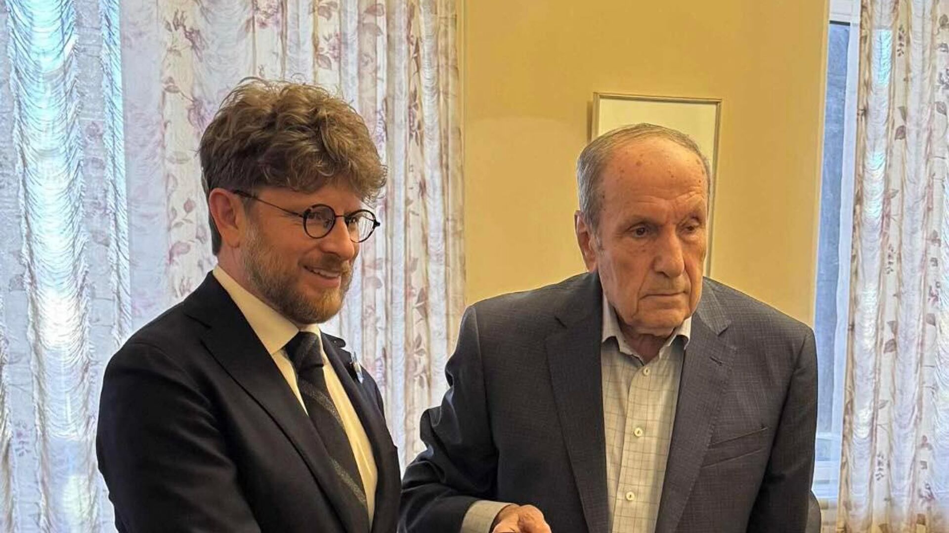 Լևոն Տեր–Պետրոսյանը հյուրընկալել է ՀՀ–ում Ֆրանսիայի դեսպանին. զրույցը շուրջ 1 ժամ է տևել