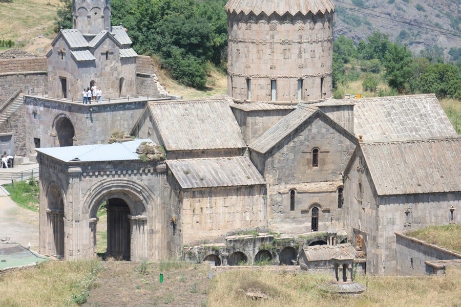 Այս աշխատությունը նորովի է ներկայացնում Տաթևի վանական համալիրը և Սյունիքն առհասարակ, քանի որ աշխատության բուն նպատակն ու խնդիրը եղել է Սյունյաց հոգևոր-մշակութային կենտրոն Տաթևի վանքի միջնադարյան «առաքելությունը» լուսաբանելը