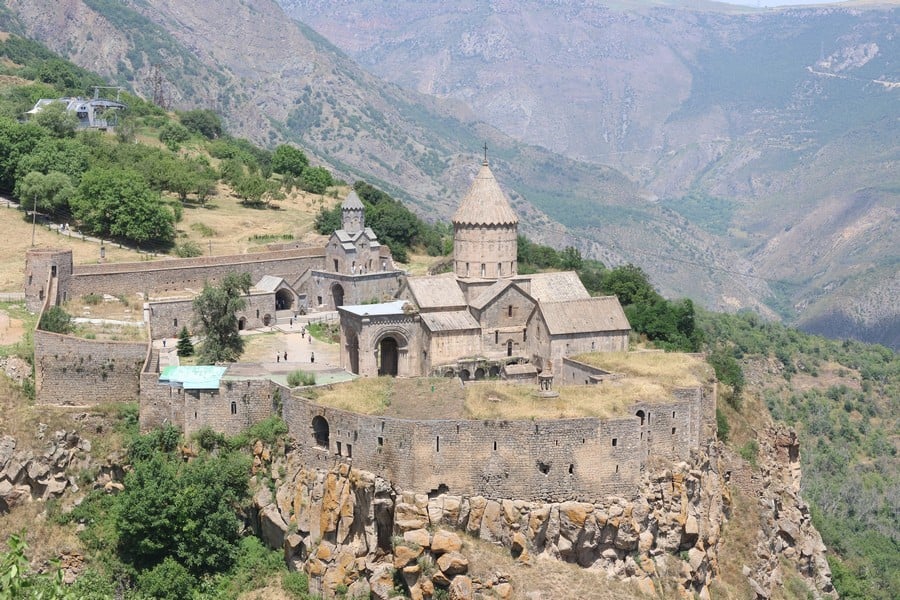 Այս աշխատությունը նորովի է ներկայացնում Տաթևի վանական համալիրը և Սյունիքն առհասարակ, քանի որ աշխատության բուն նպատակն ու խնդիրը եղել է Սյունյաց հոգևոր-մշակութային կենտրոն Տաթևի վանքի միջնադարյան «առաքելությունը» լուսաբանելը