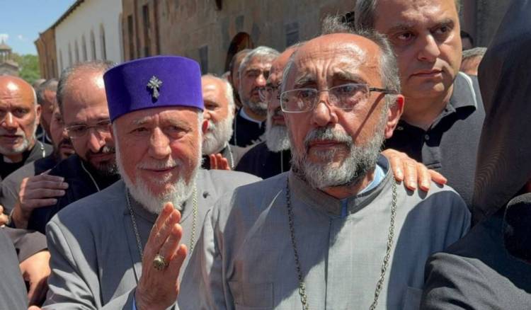 Վեհափառը 2 անգամ հետ է պահել Միքայել Աջապահյանին՝ քաղաքական հայտարարություն անելուց