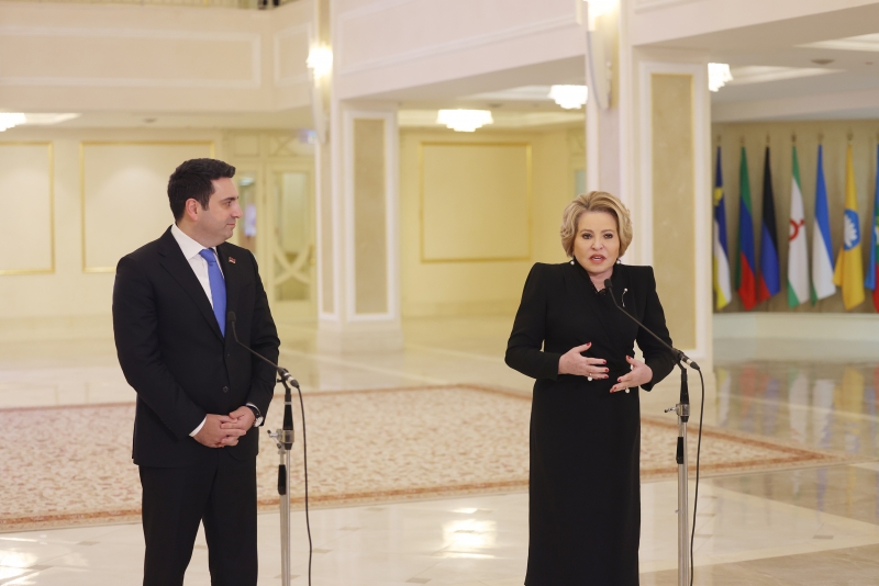 Ռուս լրագրողները սուր հարցեր տվեցին Ալեն Սիմոնյանին արտաքին քաղաքականության, եկեղեցու դեմ հալածանքների և Սամվել Կարապետյանի գործի մասին