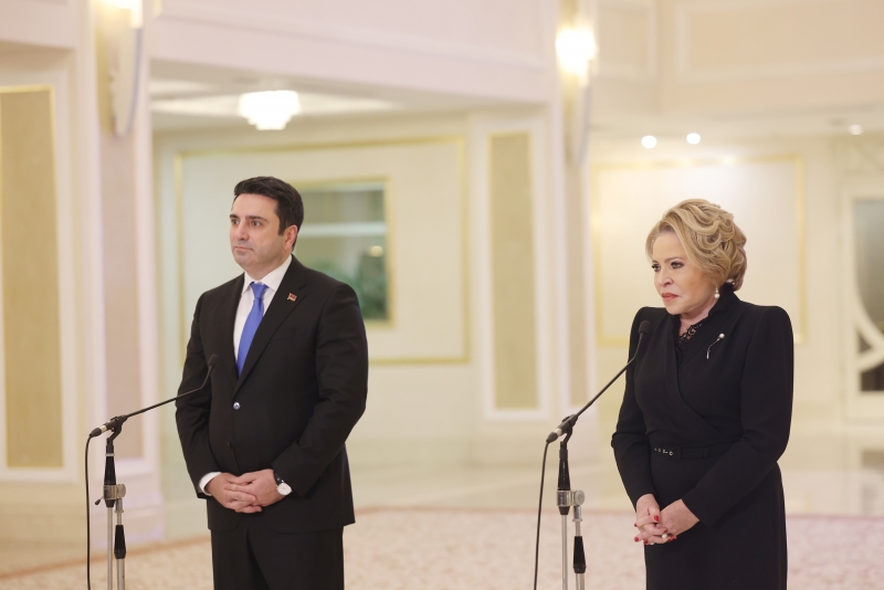 Ռուս լրագրողները սուր հարցեր տվեցին Ալեն Սիմոնյանին արտաքին քաղաքականության, եկեղեցու դեմ հալածանքների և Սամվել Կարապետյանի գործի մասին