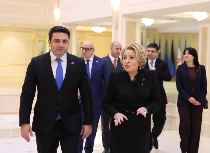 Ռուս լրագրողները սուր հարցեր տվեցին Ալեն Սիմոնյանին արտաքին քաղաքականության, եկեղեցու դեմ հալածանքների և Սամվել Կարապետյանի գործի մասին