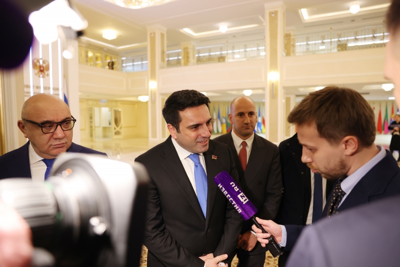 Ռուս լրագրողները սուր հարցեր տվեցին Ալեն Սիմոնյանին արտաքին քաղաքականության, եկեղեցու դեմ հալածանքների և Սամվել Կարապետյանի գործի մասին