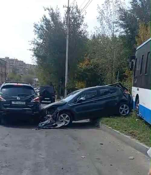 Երևանում 2–րդ համարի ավտոբուսը բախվել է 2 այլ մեքենանրի ու հայտնվել մայթին, վարորդը ղեկին չի եղել (ֆոտո)