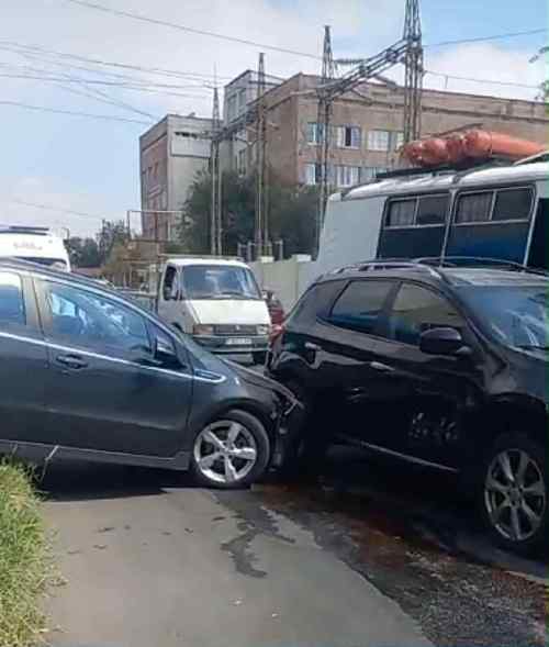 Երևանում 2–րդ համարի ավտոբուսը բախվել է 2 այլ մեքենանրի ու հայտնվել մայթին, վարորդը ղեկին չի եղել (ֆոտո)