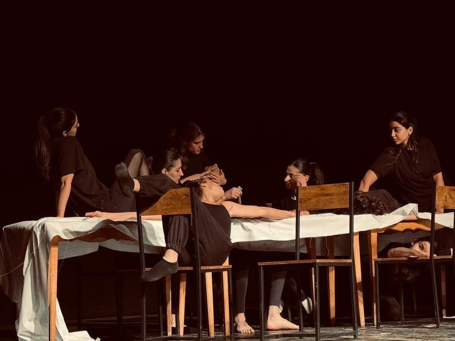 «Բռավո բեմադրիչին՝ մինիմալ միջոցներով մաքսիմալ արդյունքի հասնելու համար». Դրամատուրգ Մատեի Վիշնիեկի աշխարհը՝ Երիտասարդական էքսպերիմենտալ թատրոնի բեմում