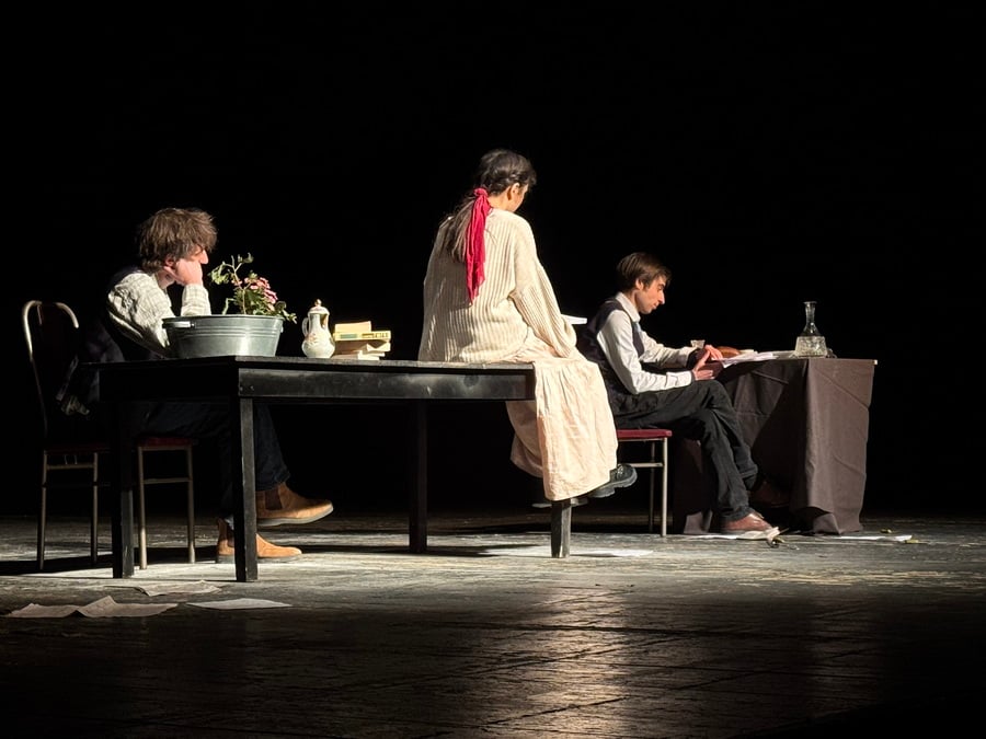 «Բռավո բեմադրիչին՝ մինիմալ միջոցներով մաքսիմալ արդյունքի հասնելու համար». Դրամատուրգ Մատեի Վիշնիեկի աշխարհը՝ Երիտասարդական էքսպերիմենտալ թատրոնի բեմում