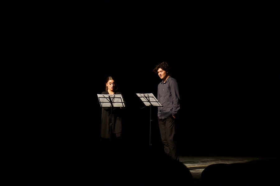 «Բռավո բեմադրիչին՝ մինիմալ միջոցներով մաքսիմալ արդյունքի հասնելու համար». Դրամատուրգ Մատեի Վիշնիեկի աշխարհը՝ Երիտասարդական էքսպերիմենտալ թատրոնի բեմում