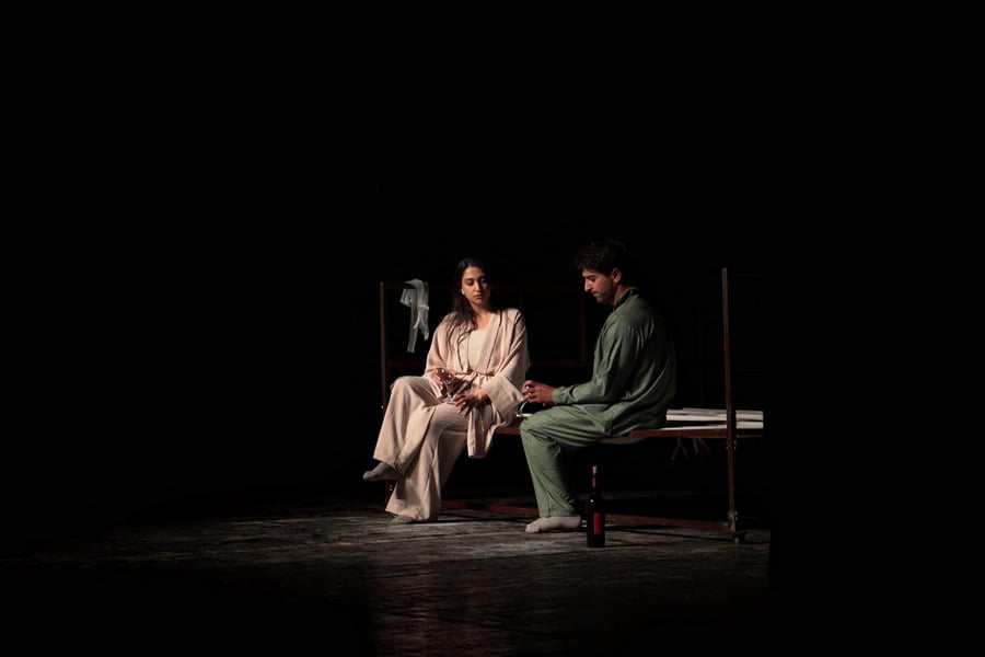 «Բռավո բեմադրիչին՝ մինիմալ միջոցներով մաքսիմալ արդյունքի հասնելու համար». Դրամատուրգ Մատեի Վիշնիեկի աշխարհը՝ Երիտասարդական էքսպերիմենտալ թատրոնի բեմում