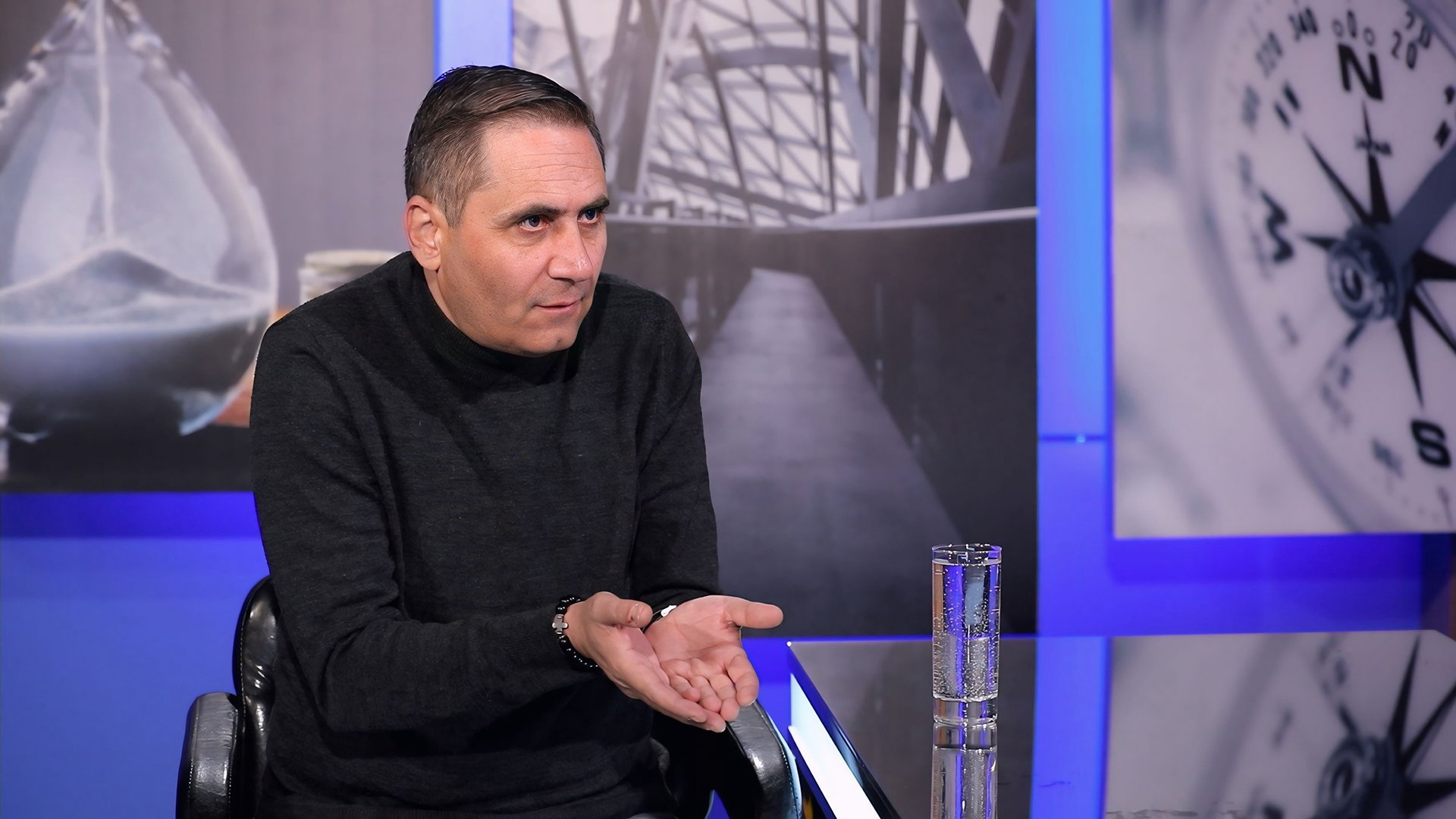 Սա պատերազմ է Հայաստանի դեմ, և, այո՛, ամեն մեկն իր մեջ պետք է այդ որոշումն ընդունի՝ ինքը հա՞յ է, թե՞ սպանդի մատերիալ. Արման Աբովյան