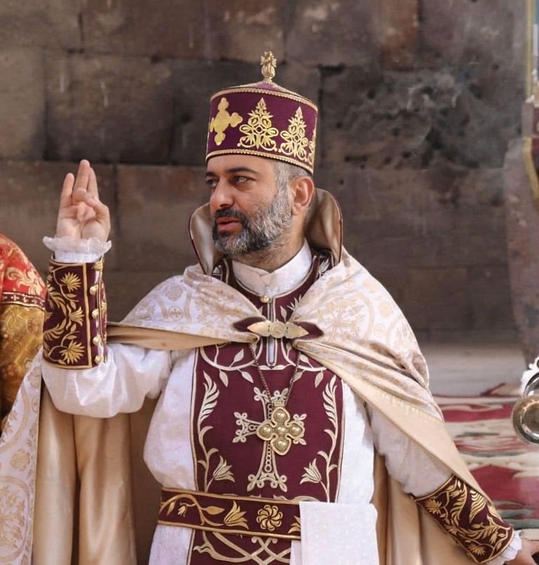 Վեհափառի մոտից եկավ, հիացական ասաց՝ իրեն որ Վեհափառ են կոչում, դեռ քիչ է, 10 օր չանցած՝ սկսեց գրել նույն այդ Վեհափառի դեմ. Սթափվեք, պարոնայք, չափավորեք ձեր խոսքը