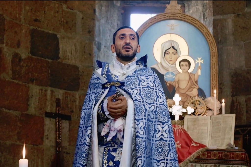 Վեհափառի մոտից եկավ, հիացական ասաց՝ իրեն որ Վեհափառ են կոչում, դեռ քիչ է, 10 օր չանցած՝ սկսեց գրել նույն այդ Վեհափառի դեմ. Սթափվեք, պարոնայք, չափավորեք ձեր խոսքը