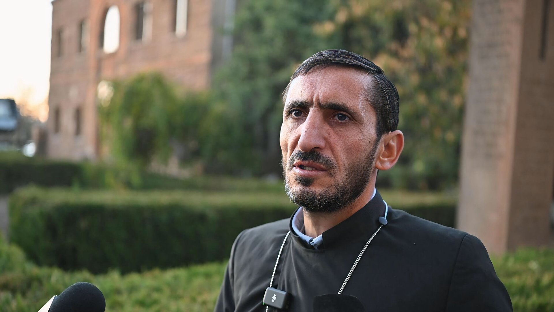 Վեհափառի մոտից եկավ, հիացական ասաց՝ իրեն որ Վեհափառ են կոչում, դեռ քիչ է, 10 օր չանցած՝ սկսեց գրել նույն այդ Վեհափառի դեմ. Սթափվեք, պարոնայք, չափավորեք ձեր խոսքը