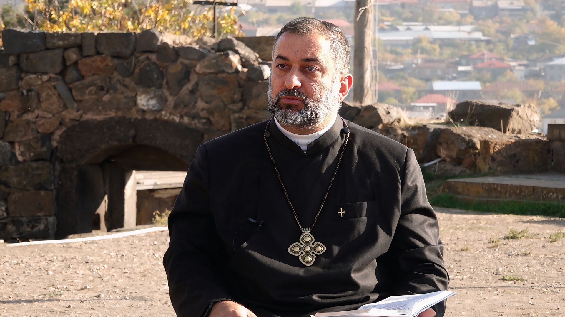 Վեհափառի մոտից եկավ, հիացական ասաց՝ իրեն որ Վեհափառ են կոչում, դեռ քիչ է, 10 օր չանցած՝ սկսեց գրել նույն այդ Վեհափառի դեմ. Սթափվեք, պարոնայք, չափավորեք ձեր խոսքը