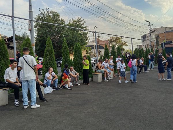 ՓՈՏՈ․ Հանրապետական մարզադաշտի մուտքի մոտ մեծ հերթեր են