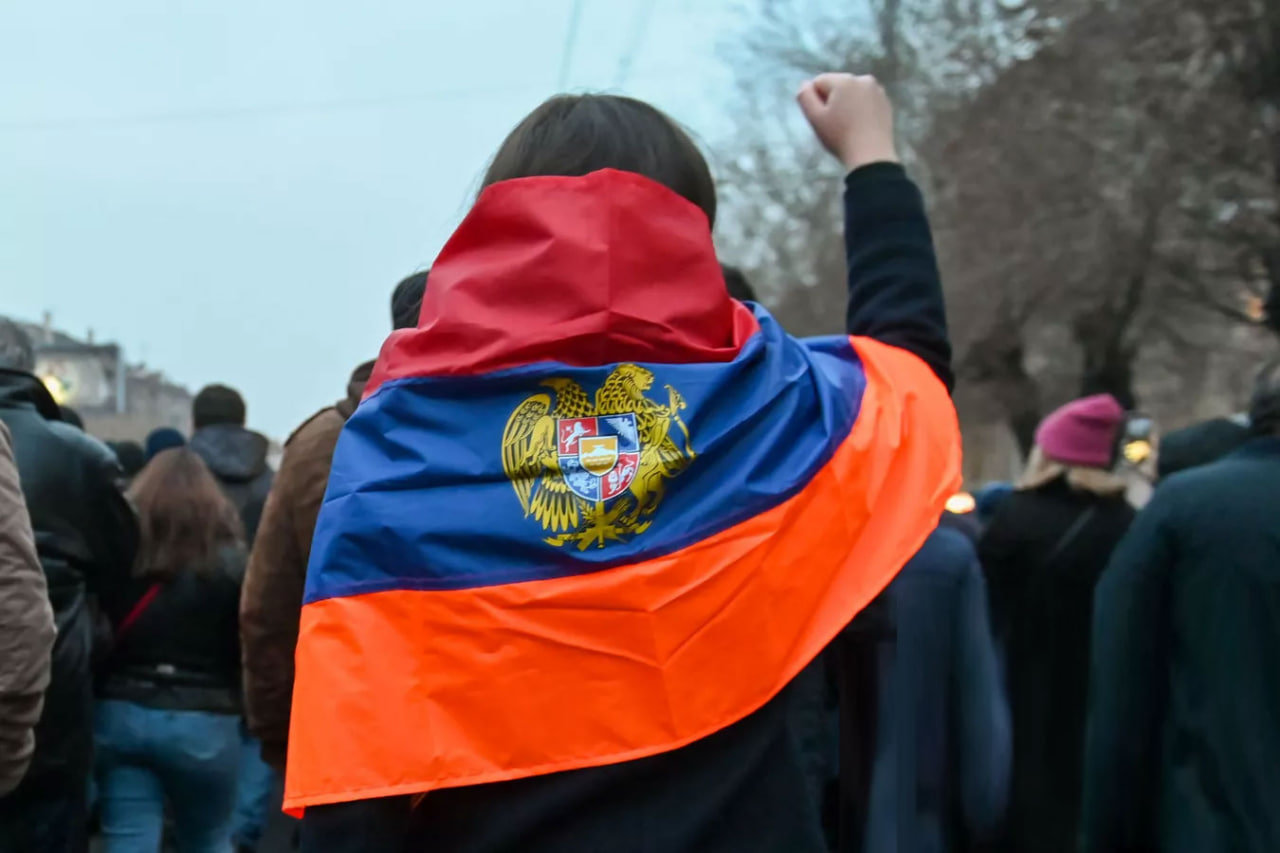 Մի երկրում մի դրոշ վեր է խոյանում մեկ անգամ