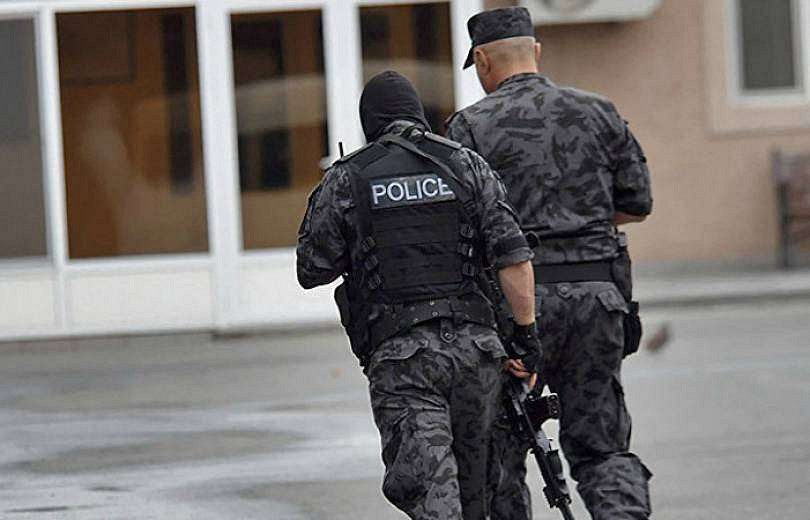 Խուզարկություններ Արարատի մարզում. մեծ թվով զենք-զինամթերք է հայտնաբերվել