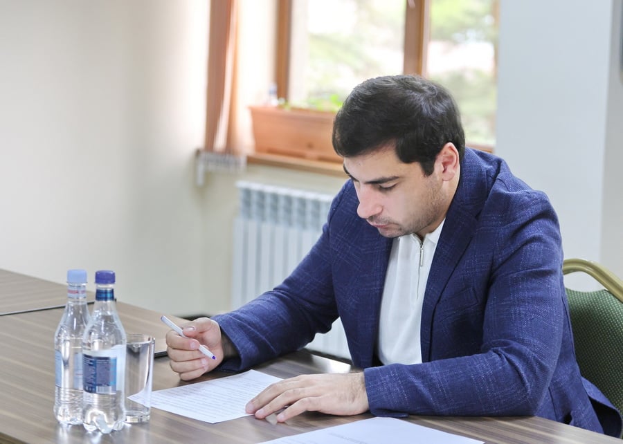 «Ունեմ իմ քաղաքական հայացքները». մարզպետը հակասություն չի տեսնում, որ հայրը ՀՀԿ-ական է
