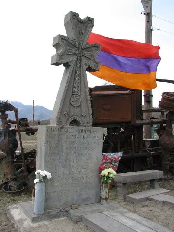 Թշնամու ականանետի արկից պայթած մեքենան, որով ջոկատի տղաները հասել էին Վակունիս, յուրահատուկ հուշարձան էր դարձել՝ ի հիշատակ Անմահ հերոսների