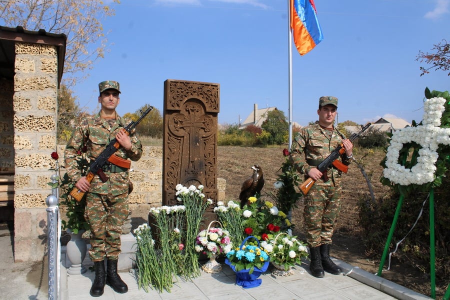 Թշնամու ականանետի արկից պայթած մեքենան, որով ջոկատի տղաները հասել էին Վակունիս, յուրահատուկ հուշարձան էր դարձել՝ ի հիշատակ Անմահ հերոսների