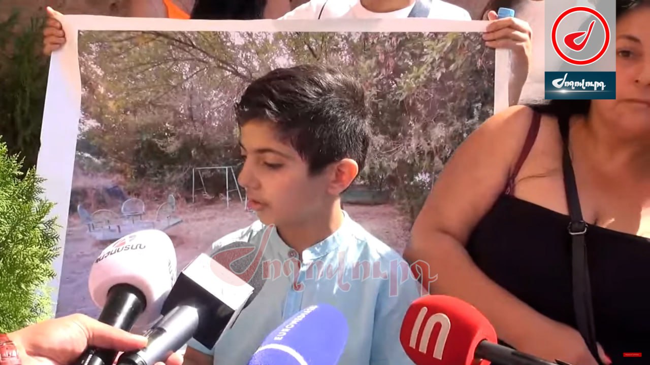 ՏԵՍԱՆՅՈՒԹ․ «Մենք խաղալու տեղ չունենք». երեխաները բողոքի ակցիա են իրականացնում քաղաքապետարանի մոտ