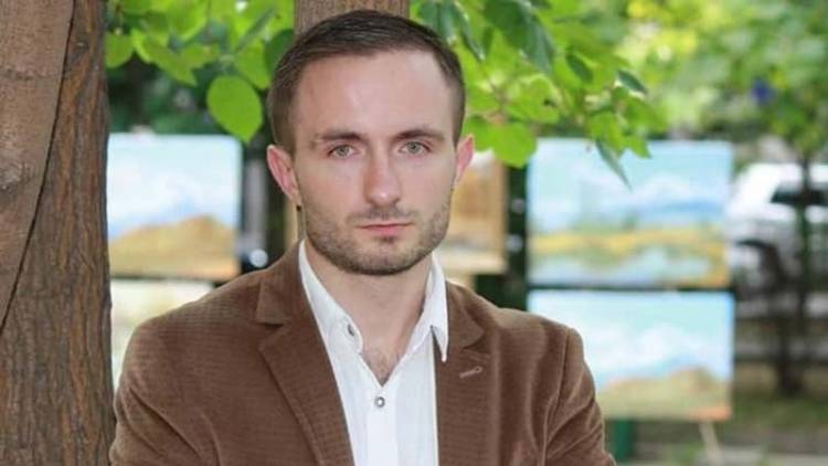 «Հրապարակ». Լիովին խելագարված Բաքվի ֆաշիստը ոտնակոխ է անում անգամ հոր գերեզմանը
