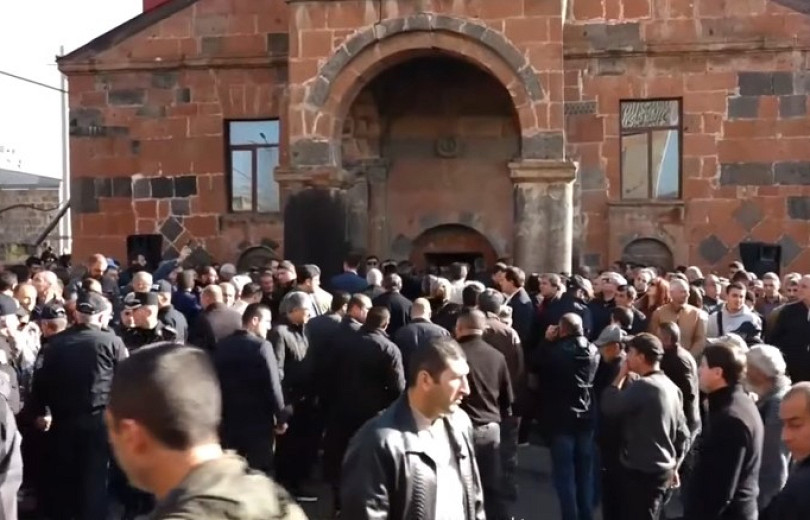 ՀՀ վարչապետը ժամանել է Թալինի եկեղեցի. մեկնարկել է Սուրբ պատարագը