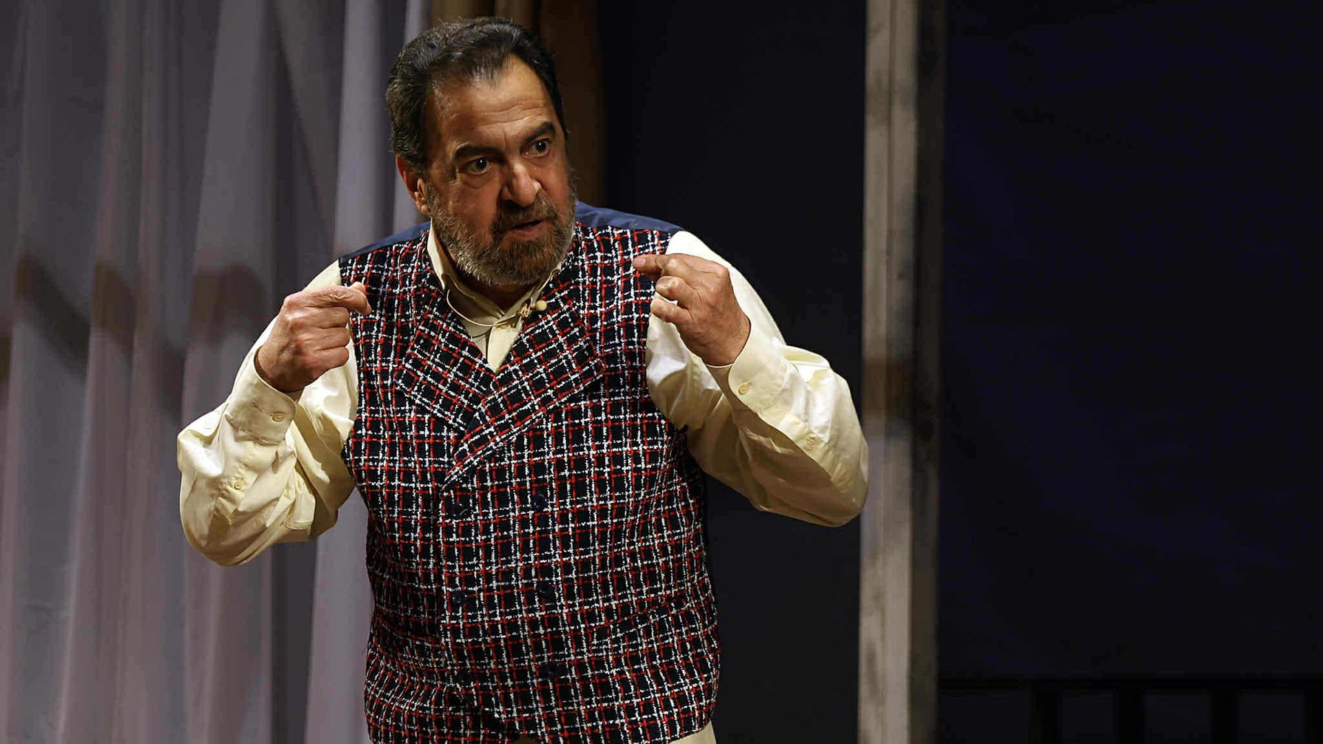 «Ո՞վ է Առաքելը և ո՞վ է իր Տերը». Հրանտ Թոխատյանը վերադարձել է բեմ՝ «Առաքել» ներկայացմամբ և բազմաթիվ հարցերի պատասխաններով