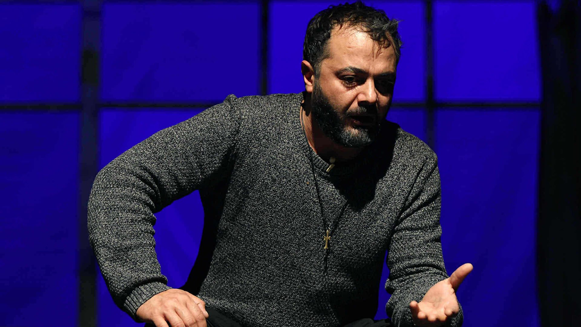 «Ո՞վ է Առաքելը և ո՞վ է իր Տերը». Հրանտ Թոխատյանը վերադարձել է բեմ՝ «Առաքել» ներկայացմամբ և բազմաթիվ հարցերի պատասխաններով