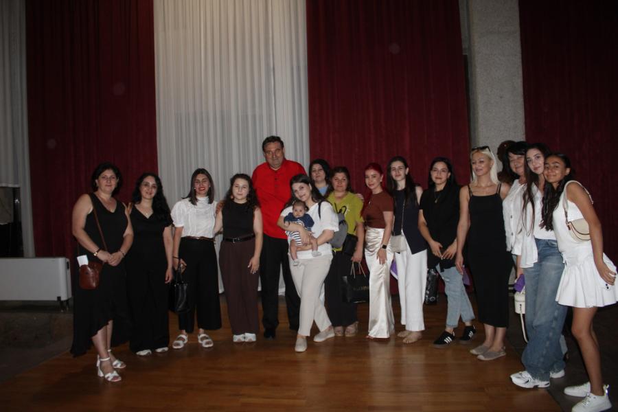«Երգում ենք, որ մեր մէջ վառ ու թրթռուն մնայ մեր Արցախ աշխարհը, որ` առօրեան իր դաժան հեւքով ու կշռոյթով այն չհանի ո՛չ մեր լեզուից, ո՛չ մեր մտահորիզոնից»