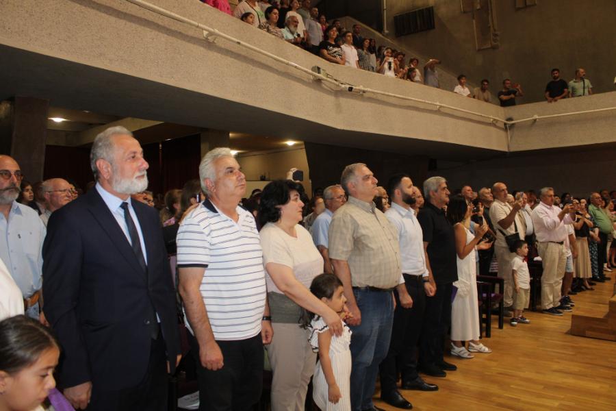 «Երգում ենք, որ մեր մէջ վառ ու թրթռուն մնայ մեր Արցախ աշխարհը, որ` առօրեան իր դաժան հեւքով ու կշռոյթով այն չհանի ո՛չ մեր լեզուից, ո՛չ մեր մտահորիզոնից»