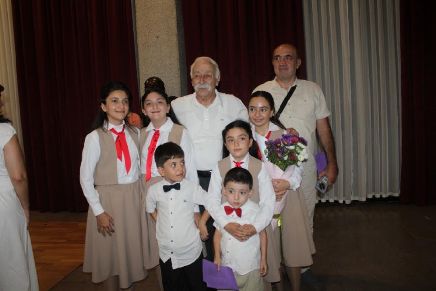 «Երգում ենք, որ մեր մէջ վառ ու թրթռուն մնայ մեր Արցախ աշխարհը, որ` առօրեան իր դաժան հեւքով ու կշռոյթով այն չհանի ո՛չ մեր լեզուից, ո՛չ մեր մտահորիզոնից»