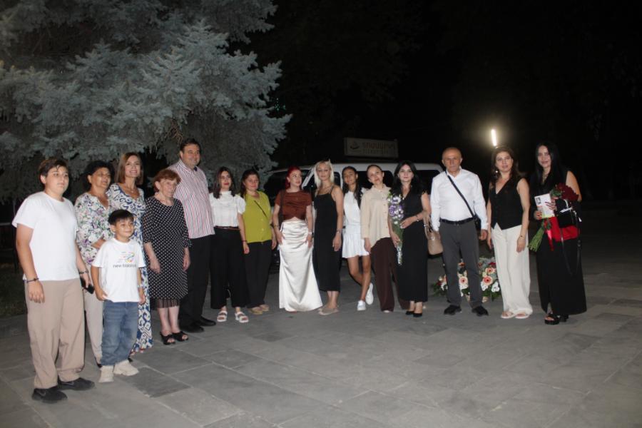 «Երգում ենք, որ մեր մէջ վառ ու թրթռուն մնայ մեր Արցախ աշխարհը, որ` առօրեան իր դաժան հեւքով ու կշռոյթով այն չհանի ո՛չ մեր լեզուից, ո՛չ մեր մտահորիզոնից»