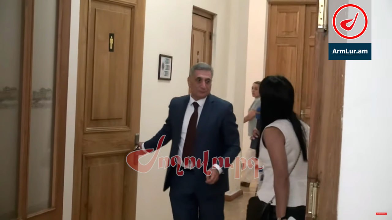 ՏԵՍԱՆՅՈՒԹ․ Ինքնասիրության հարց չի՞ բարձրանում ձեր առջև. sms-ի հույսով եք եկել. Հարց դատավոր Արմեն Դանիելյանին