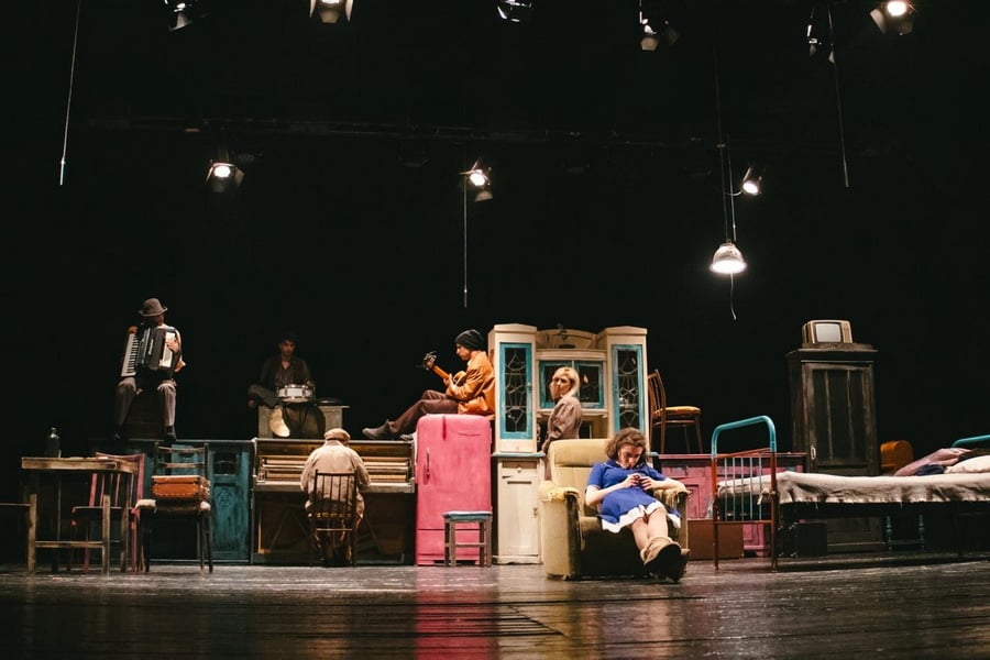 Ջազի ազատությունը հակադրվում է հերոսների թակարդված կյանքին, և այդ հակադրությունը ստեղծում է «Մեղրի համը» դրամայի հիմնական լիցքը