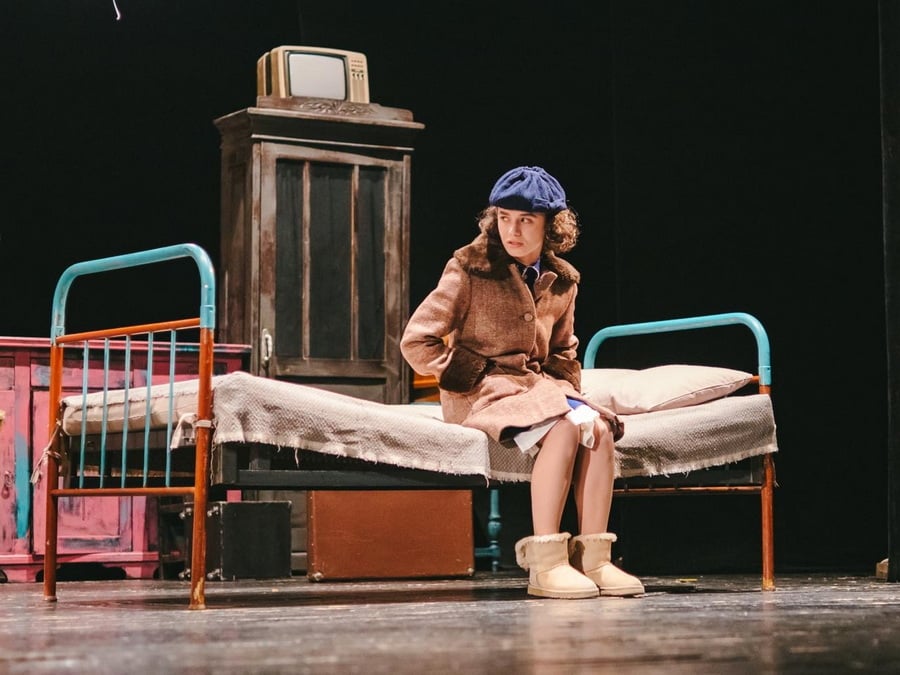 Ջազի ազատությունը հակադրվում է հերոսների թակարդված կյանքին, և այդ հակադրությունը ստեղծում է «Մեղրի համը» դրամայի հիմնական լիցքը