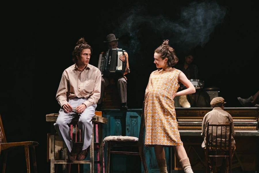 Ջազի ազատությունը հակադրվում է հերոսների թակարդված կյանքին, և այդ հակադրությունը ստեղծում է «Մեղրի համը» դրամայի հիմնական լիցքը