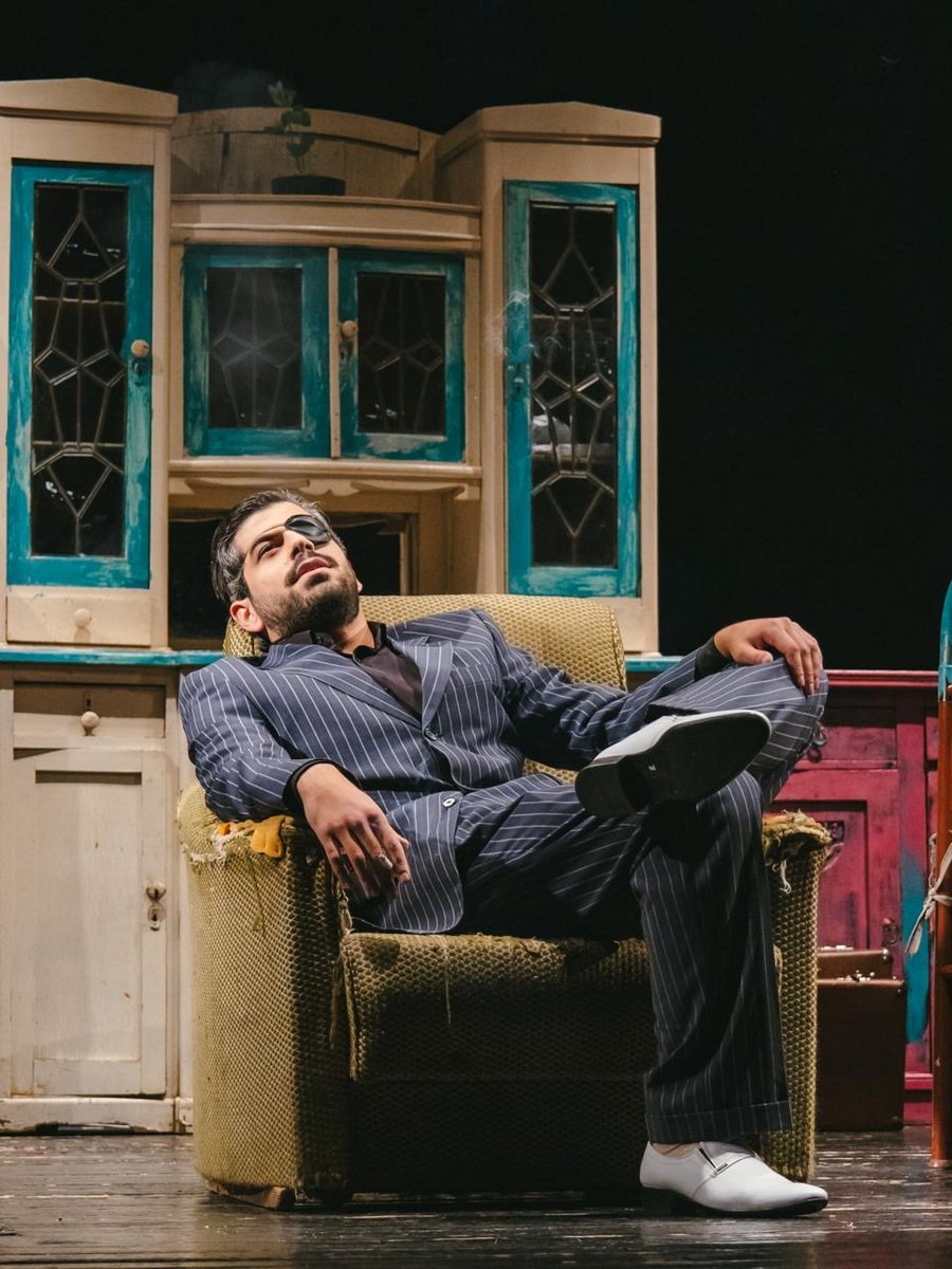 Ջազի ազատությունը հակադրվում է հերոսների թակարդված կյանքին, և այդ հակադրությունը ստեղծում է «Մեղրի համը» դրամայի հիմնական լիցքը