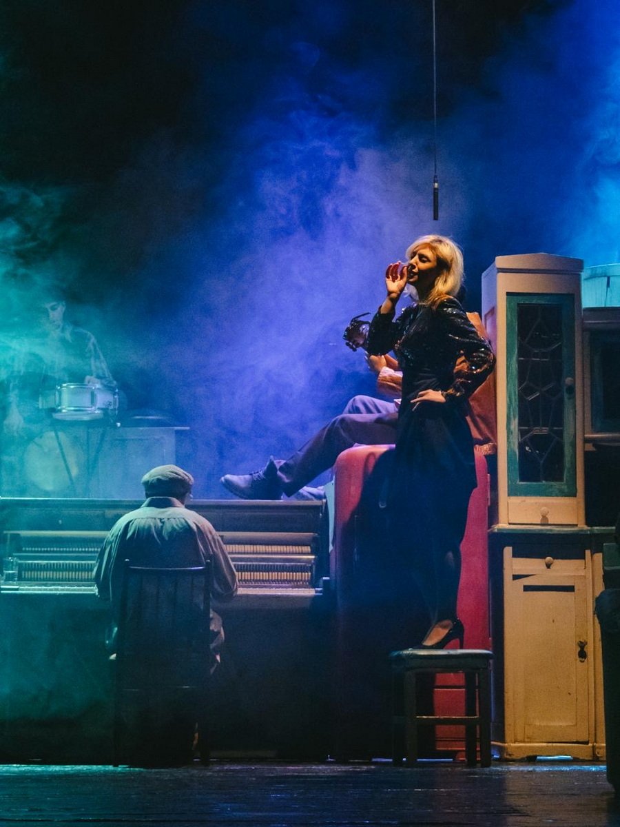 Ջազի ազատությունը հակադրվում է հերոսների թակարդված կյանքին, և այդ հակադրությունը ստեղծում է «Մեղրի համը» դրամայի հիմնական լիցքը