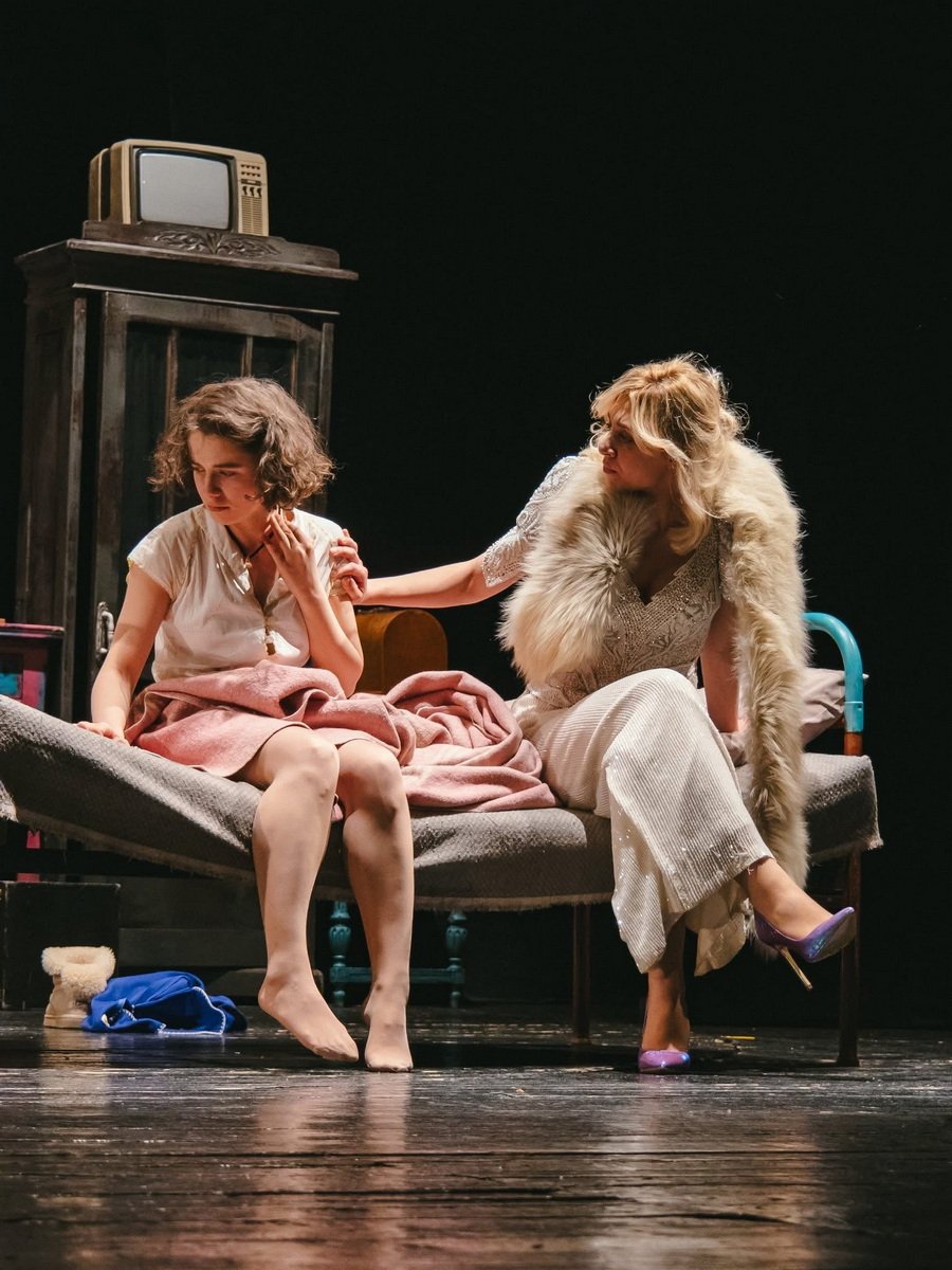 Ջազի ազատությունը հակադրվում է հերոսների թակարդված կյանքին, և այդ հակադրությունը ստեղծում է «Մեղրի համը» դրամայի հիմնական լիցքը