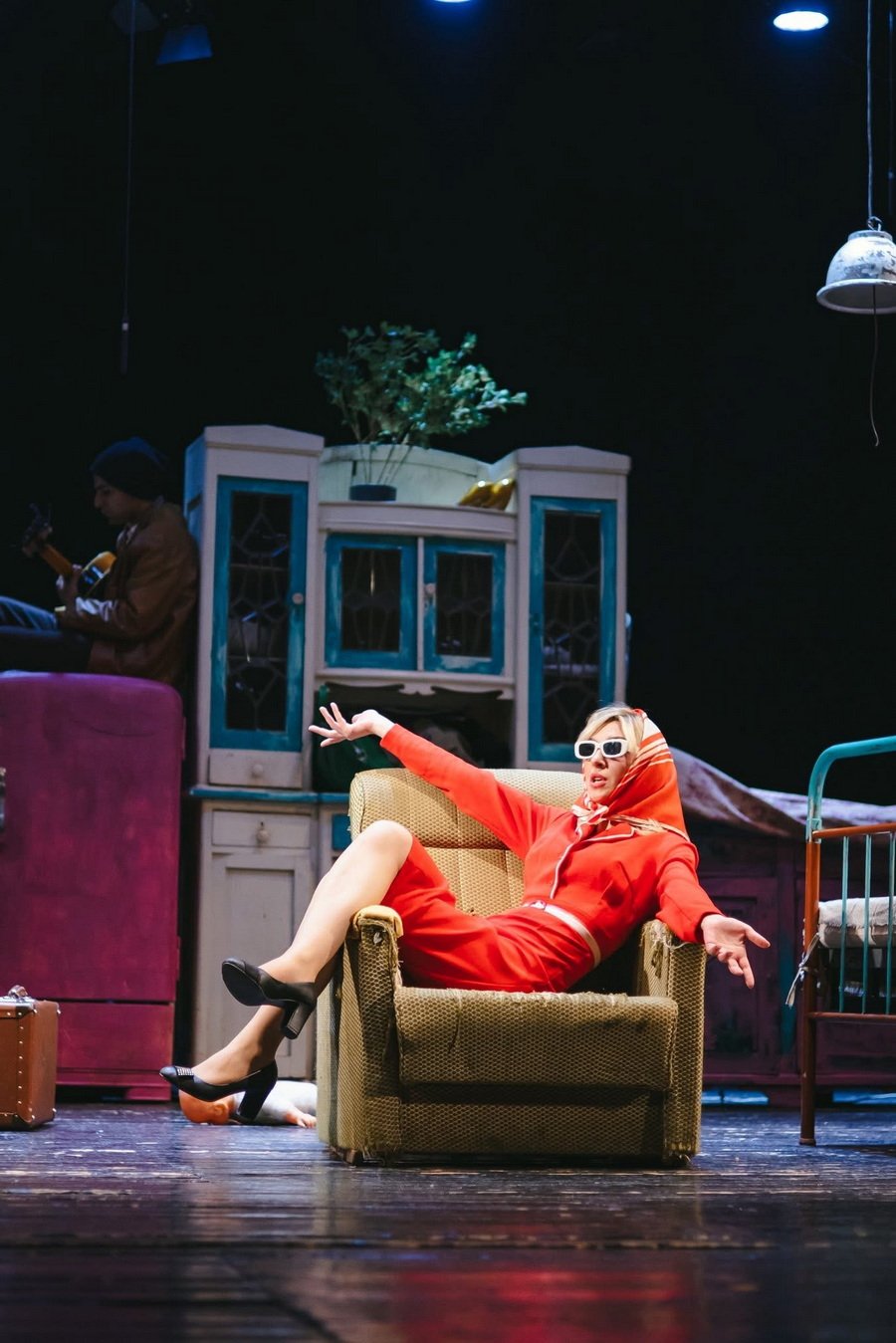 Ջազի ազատությունը հակադրվում է հերոսների թակարդված կյանքին, և այդ հակադրությունը ստեղծում է «Մեղրի համը» դրամայի հիմնական լիցքը