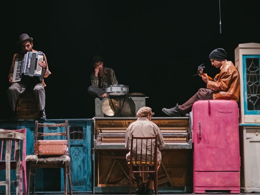 Ջազի ազատությունը հակադրվում է հերոսների թակարդված կյանքին, և այդ հակադրությունը ստեղծում է «Մեղրի համը» դրամայի հիմնական լիցքը