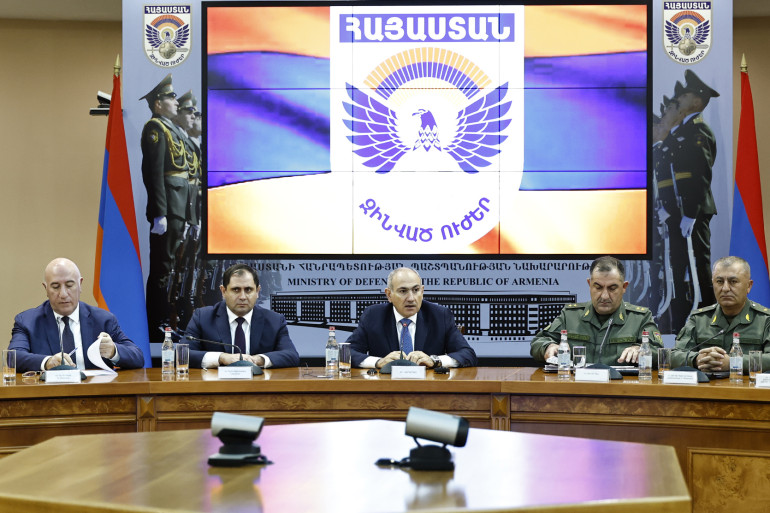 Փաշինյանը ԶՈւ-ի ղեկավար կազմի օպերատիվ հավաքի մասնակիցների հետ հանդիպման ժամանակ կարևորել է բանակի շարունակական արդիականացումը